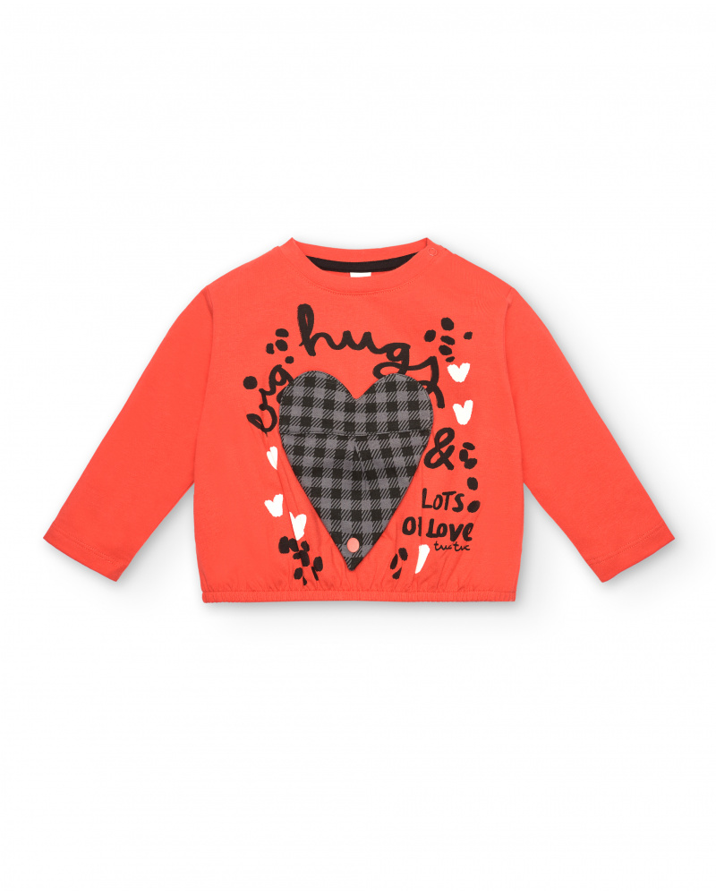 T-shirt rouge avec coeur à carreaux et message "Hugs & Love"