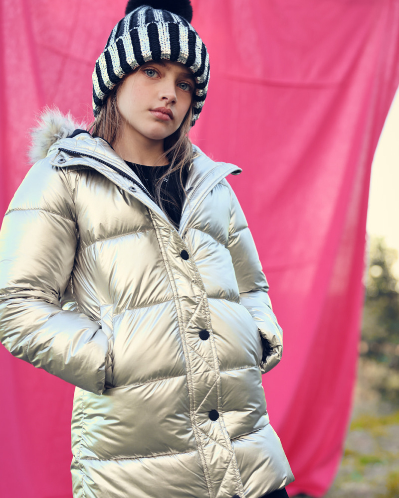 Abrigo largo acolchado plateado con capucha para niña colección