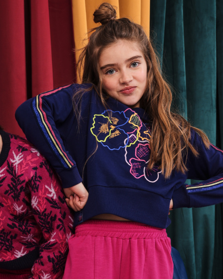 Sudadera azul marino con flores bordadas para niña colección