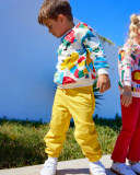 Pantalón felpa niño en amarillo con detalle gráfico divertido