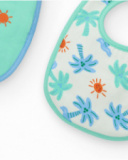 Pack de dos baberos para niño, uno verde con elefante y otro