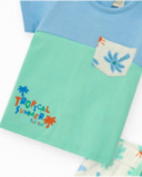 Conjunto para niño con camiseta azul y verde y shorts blancos