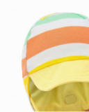 Bonnet rayé pour garçon en jaune, orange, vert et blanc avec visière et cordons de réglage