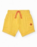 Ensemble pour garçon avec t-shirt rayé et pantalon court jaune avec poches