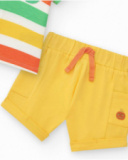 Ensemble pour garçon avec t-shirt rayé et pantalon court jaune avec poches