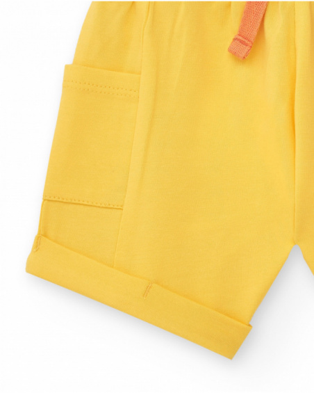 Ensemble pour garçon avec t-shirt rayé et pantalon court jaune avec poches