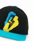 Casquette noire pour garçon avec détails bleus et jaunes et éclair frontal