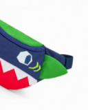 Sac banane bleu marine pour garçon avec détails verts et rouges