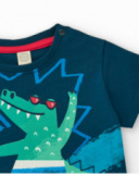 T-shirt bleu pour garçon avec crocodile surfeur et fermeture à l’épaule T-shirt bleu pour garçon avec crocodile surfeur et fermeture à l’épaule