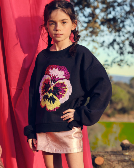Sudadera negra con flor de lentejuelas para niña colección