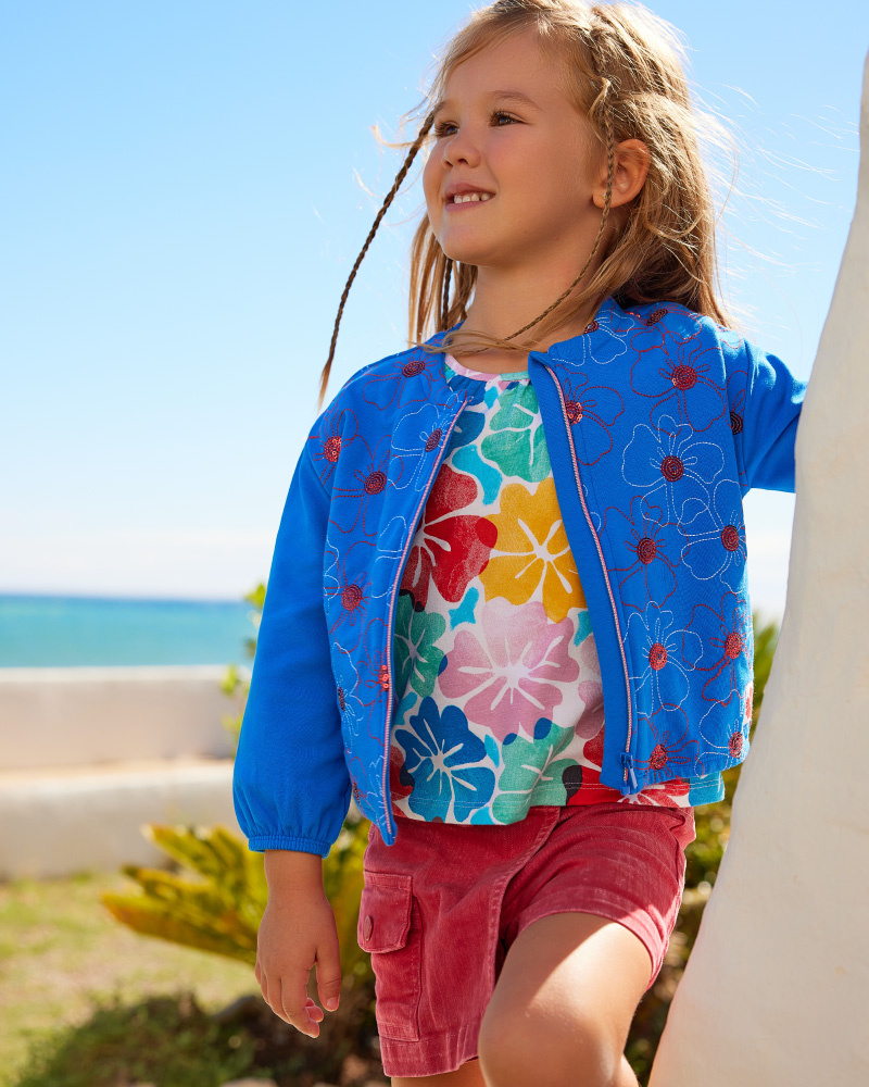 Chaqueta de felpa para niña en azul con flores bordadas y