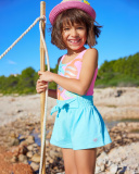 Pantalón corto azul para niña con cintura elástica y lazo