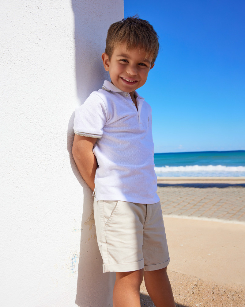 Pantalon court beige pour garçon avec poches et fermeture à bouton