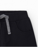 Bermudas pour garçon en noir avec taille ajustable et poches.