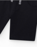 Bermudas pour garçon en noir avec taille ajustable et poches.
