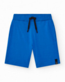Bermudas pour garçon en bleu avec taille ajustable et poches.