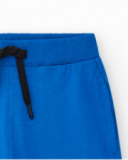 Bermudas pour garçon en bleu avec taille ajustable et poches.
