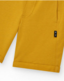 Bermudas pour garçon en orange avec taille ajustable et poches.