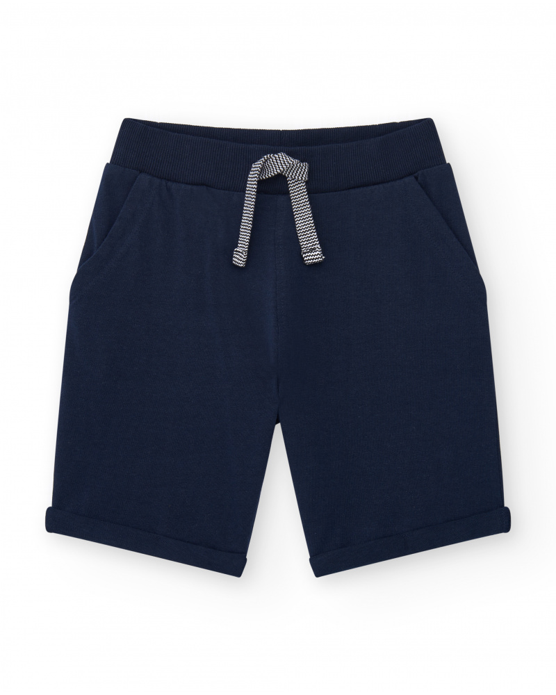 Bermudas pour garçon en bleu avec taille ajustable et poches.