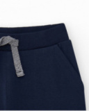 Bermudas pour garçon en bleu avec taille ajustable et poches.