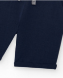 Bermudas pour garçon en bleu avec taille ajustable et poches.