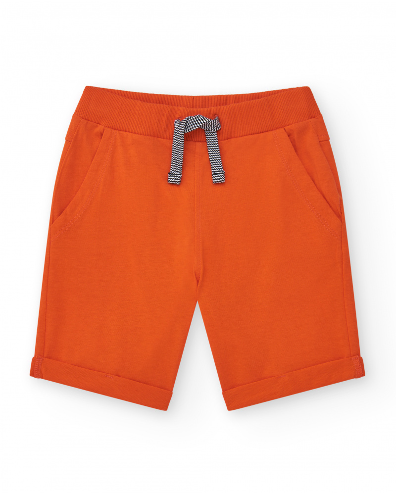 Bermudas pour garçon en rouge avec taille ajustable et poches.