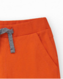Bermudas pour garçon en rouge avec taille ajustable et poches.