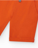 Bermudas pour garçon en rouge avec taille ajustable et poches.