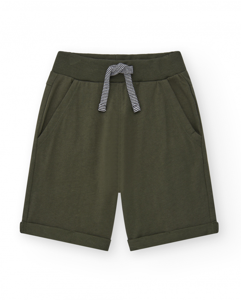 Bermudas pour garçon en vert avec taille ajustable et poches.