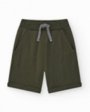 Bermudas pour garçon en vert avec taille ajustable et poches.