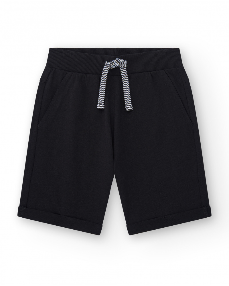 Bermudas pour garçon en noir avec taille ajustable et poches.