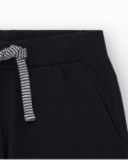 Bermudas pour garçon en noir avec taille ajustable et poches.