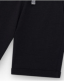 Bermudas pour garçon en noir avec taille ajustable et poches.