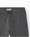 Pantalon pour garçon en gris avec taille élastique et cordon de serrage.