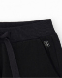Pantalón corto para niña color negro con cintura elástica y