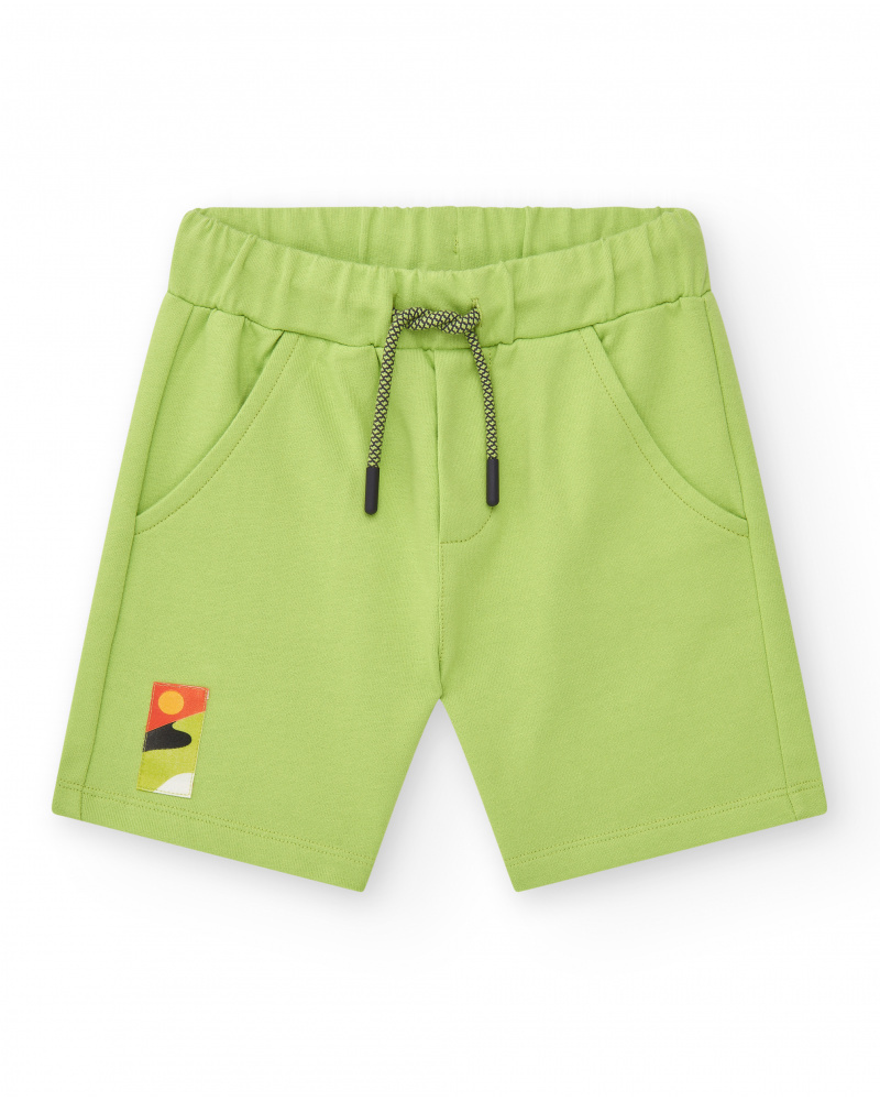 Bermudas pour garçon en vert avec taille élastique et poches latérales.