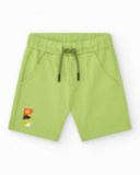 Bermudas pour garçon en vert avec taille élastique et poches latérales.