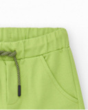 Bermudas pour garçon en vert avec taille élastique et poches latérales.