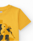 T-shirt pour garçon en jaune avec imprimé frontal.