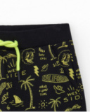 Bermudas pour garçon en noir avec taille élastique et imprimé.