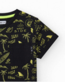 T-shirt pour garçon en noir avec poche avant et imprimé.