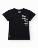 T-shirt pour garçon en noir avec imprimé blanc.