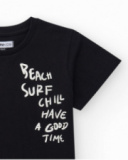 T-shirt pour garçon en noir avec imprimé blanc.