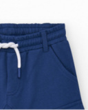 Bermudas pour garçon en bleu marine avec poches et taille élastique.