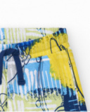 Bermudas pour garçon en bleu avec taille élastique et imprimé multicolore.