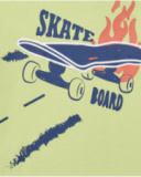 T-shirt pour garçon en vert avec manches blanches et texte accrocheur.