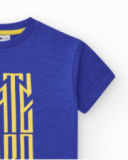 T-shirt pour garçon en bleu avec phrase imprimée.