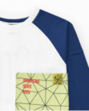 T-shirt à manches longues pour garçon en blanc avec poche verte.