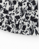 Jupe pour fille en blanc avec imprimé floral et volant.