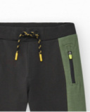 Pantalon pour garçon en gris et vert avec taille ajustable et poches.